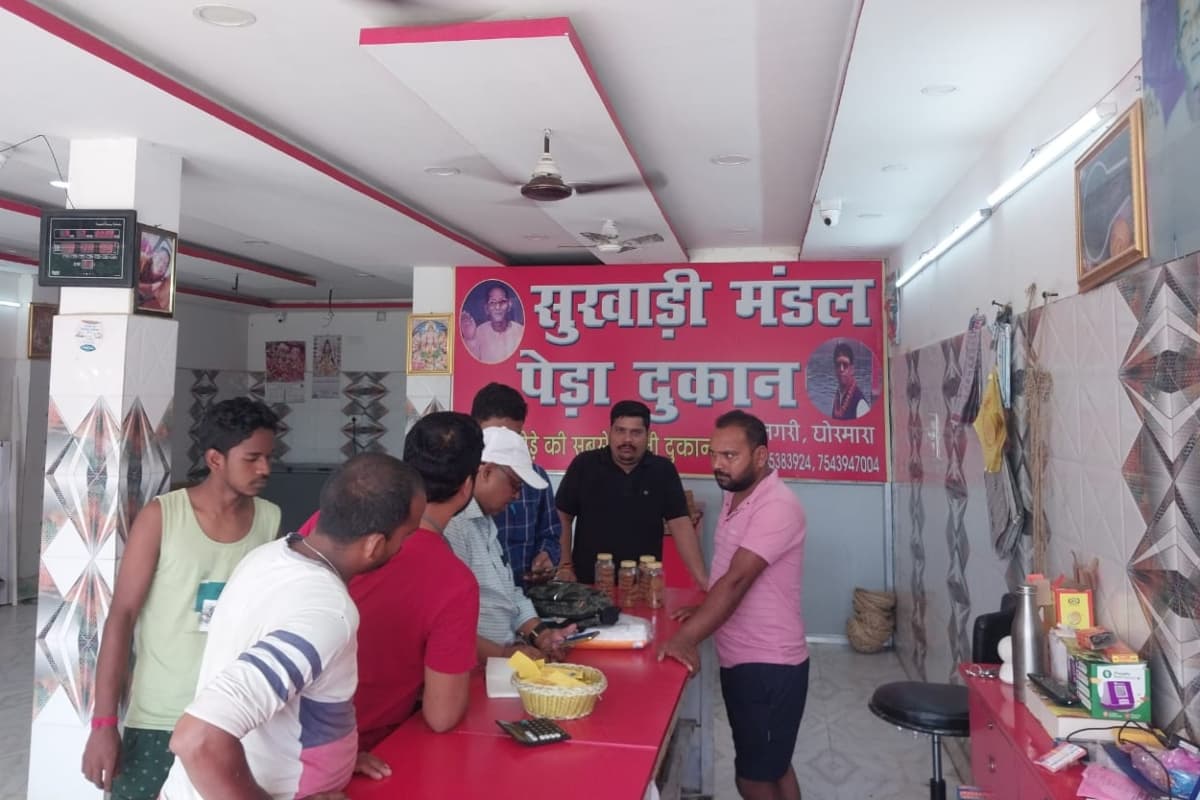 श्रावणी मेला 2023: देवघर में दो पेड़ा दुकानों को कराया गया बंद, बगैर लाइसेंस हो रहा था संचालन