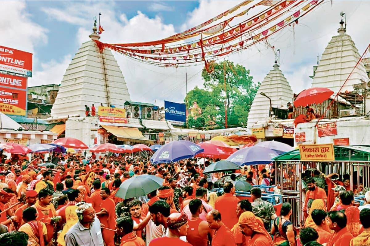 देवघर : देवोत्थान एकादशी पर बाबा मंदिर में उमड़े भक्त, महिलाओं ने किया दीपदान देवघर : देवोत्थान एकादशी पर बाबा मंदिर में उमड़े भक्त, महिलाओं ने किया दीपदान