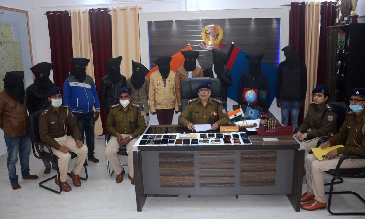 Jharkhand Crime News : अंतरराज्यीय गिरोह के 6 आरोपी देवघर से गिरफ्तार, 30 मोबाइल बरामद