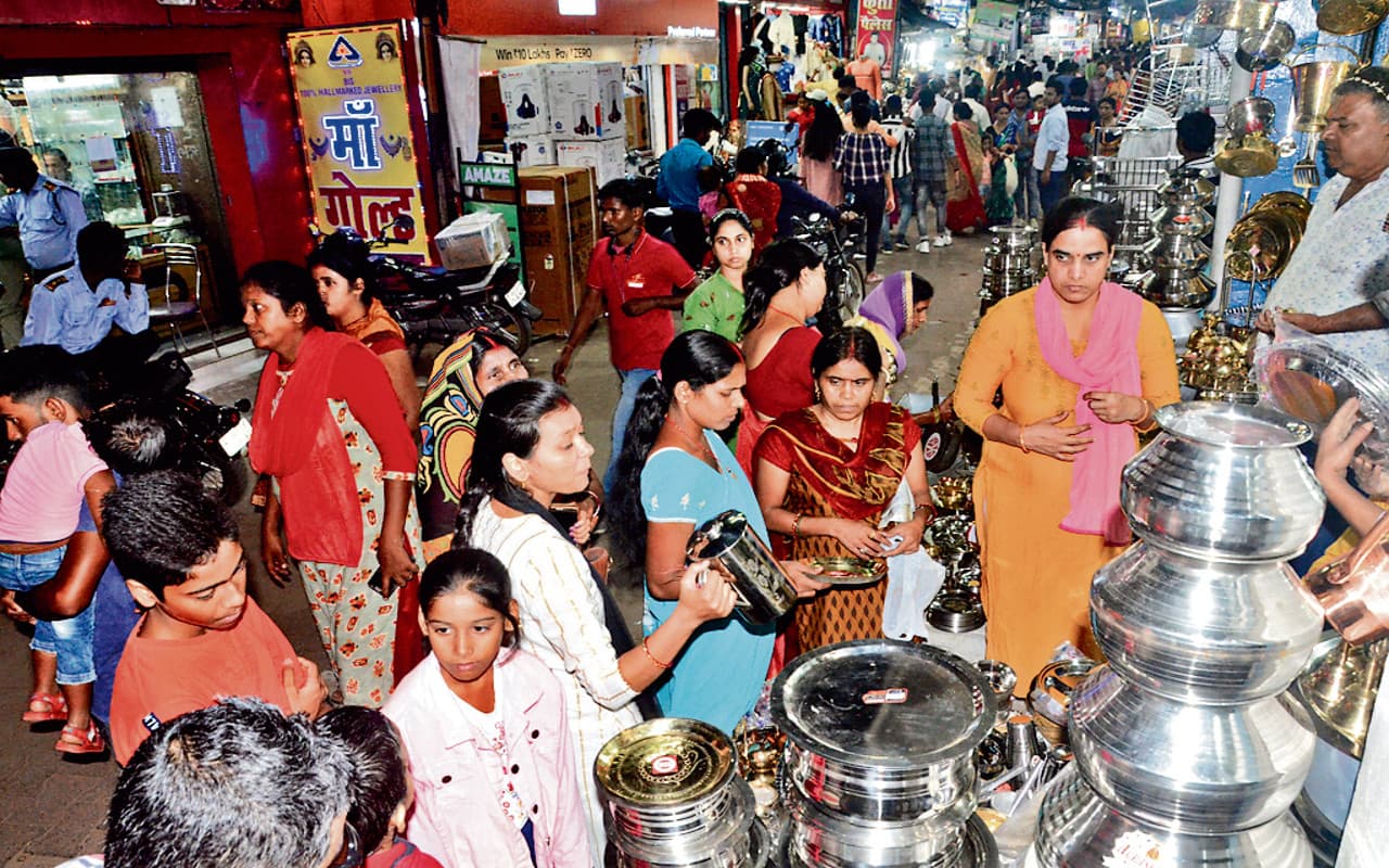 धनतेरस को लेकर देवघर के बाजारों में दिखी चमक, खरीदारों की उमड़ी भीड़, देखें Pics