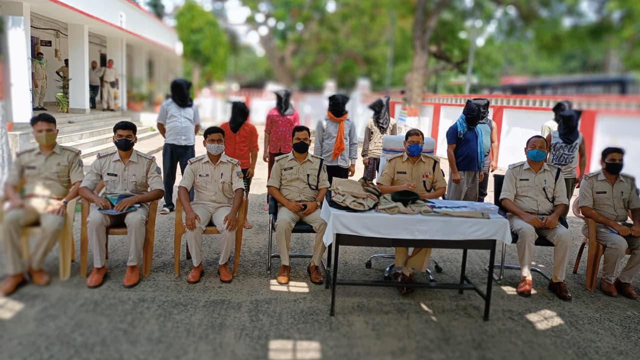 Jharkhand Crime News : देवघर के दोरही गांव में पुलिस की वर्दी पहन अपराधियों ने की डकैती, आभूषण दुकानदार समेत 9 आरोपी गिरफ्तार