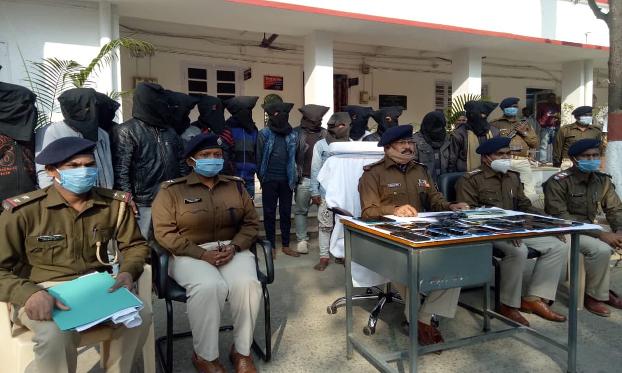 साइबर क्रिमिनल का खबरी व कमीशन एजेंट समेत 18 आरोपी देवघर से गिरफ्तार, खुलेंगे कई राज