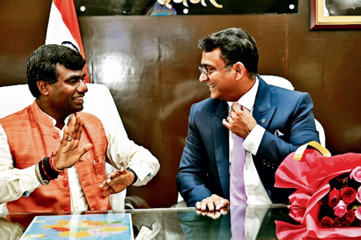 देवघर के 45वें डीसी के रूप में विशाल सागर ने लिया पदभार, कहीं ये बातें देवघर के 45वें डीसी के रूप में विशाल सागर ने लिया पदभार, कहीं ये बातें