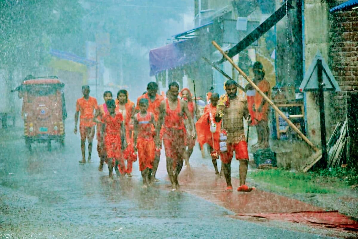 झमाझम बारिश में झूमते हुए चले कांवरिये, बाबा के जयघोष से गूंजा बैद्यनाथ धाम का परिसर