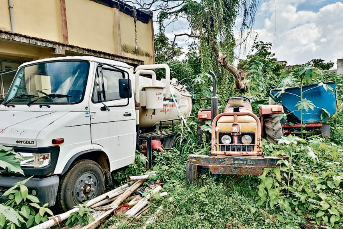 देवघर : मरम्मत के अभाव में जंग खा रहीं मशीनें, खराब हो रहे उपकरण