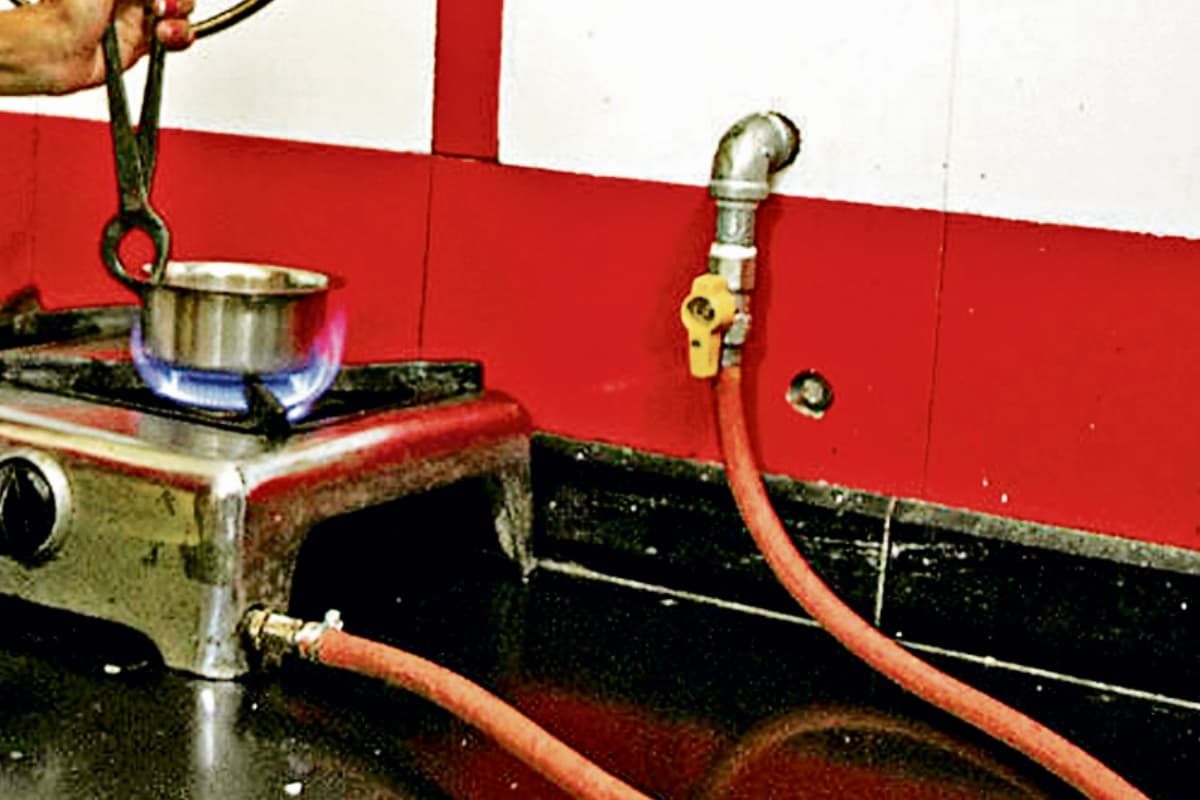 देवघर में हाउस वाइव्स को दुर्गापूजा का तोहफा, अक्टूबर से पाइप लाइन से होगी गैस की सप्लाई