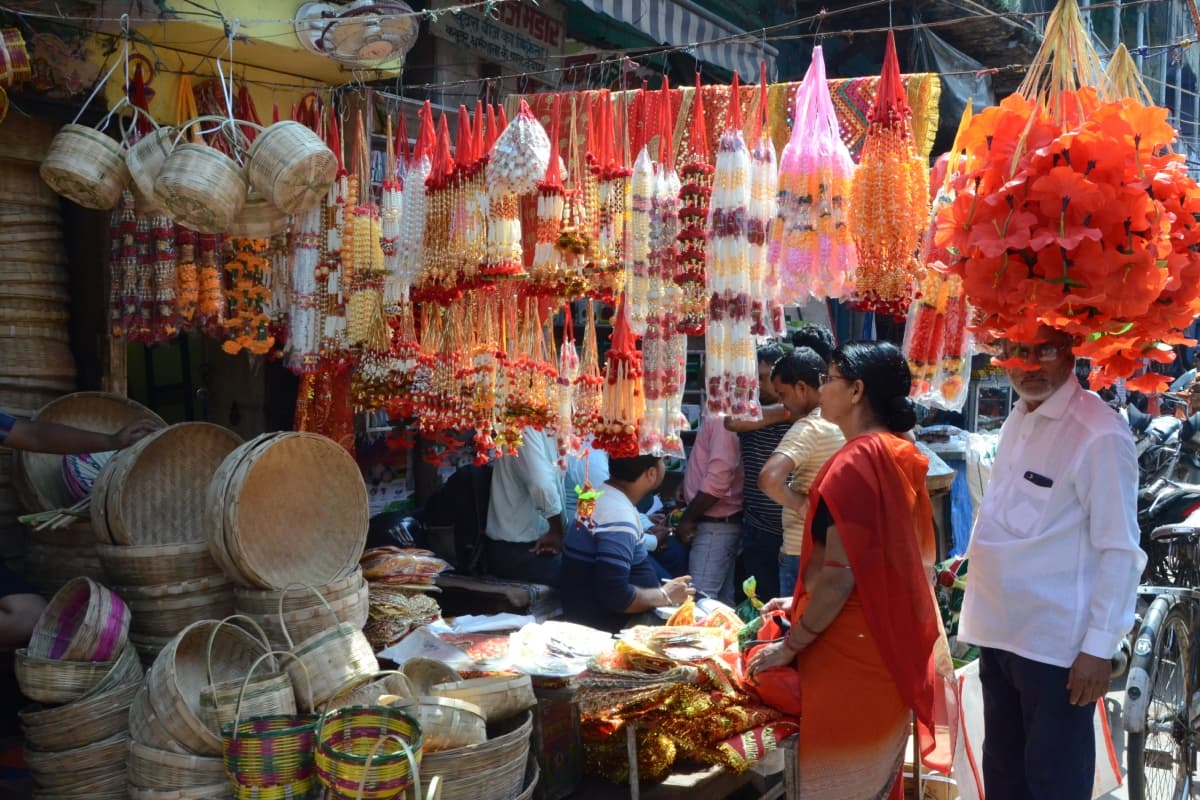 नवरात्र में पूजा सामग्री की कीमतों में 10 फीसदी बढ़ोतरी, देवघर में दो करोड़ के कारोबार का अनुमान, जानें नए रेट