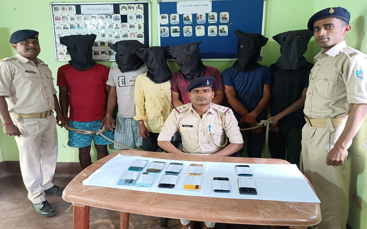 झारखंड : हेल्पलाइन का विज्ञापन देकर ठगी करने वाले 6 साइबर आरोपी गिरफ्तार, मोबाइल फोन और फर्जी सिम बरामद