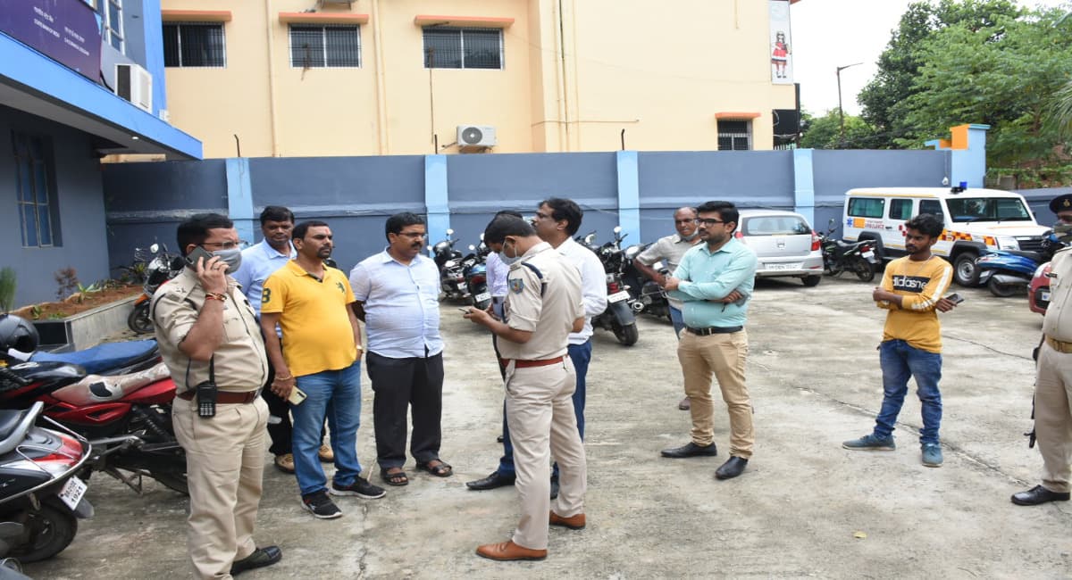 Jharkhand Crime News : देवघर के अंडा कारोबारी से दिनदहाड़े पांच लाख रुपये की छिनतई, CCTV फुटेज खंगाल रही पुलिस