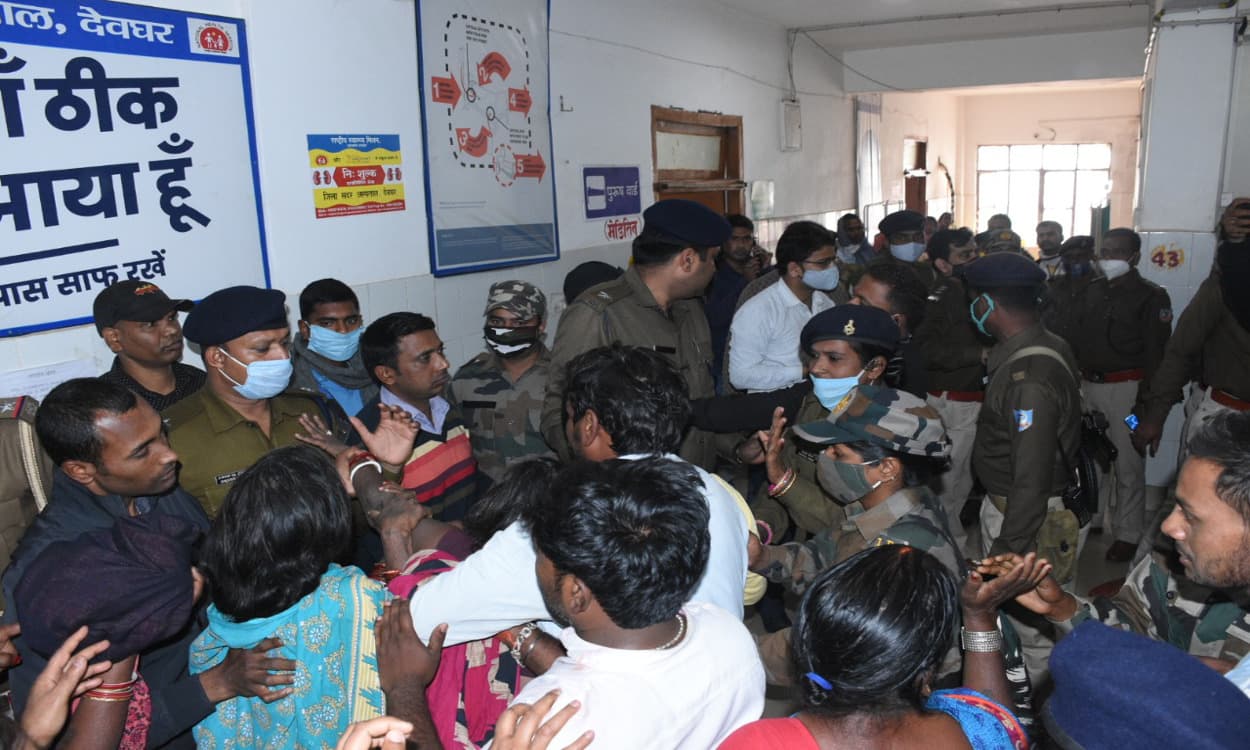 पुलिस कस्टडी में इलाजरत होमगार्ड जवान की मौत, परिजनों का देवघर सदर हॉस्पिटल में हंगामा, SI सस्पेंड