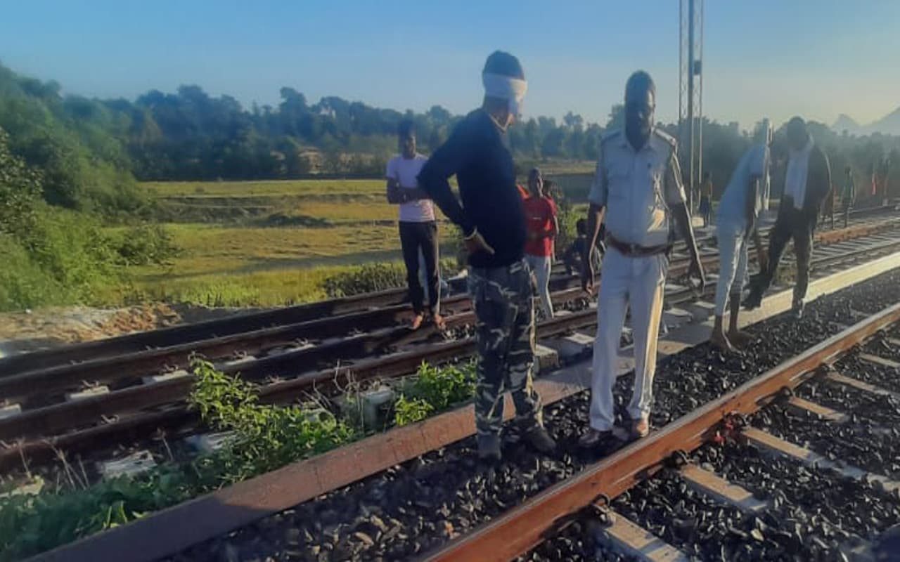देवघर के मोहनपुर में प्रेमी जोड़े ने ट्रेन से कटकर दी जान, फेसबुक पर लिखा- By-By All Friends and Family