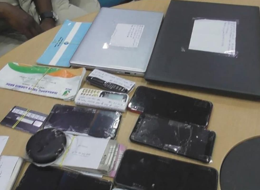 IPL 2020: सट्टेबाजी करते 9 गिरफ्तार, 17 मोबाइल, 14 लैपटॉप और लाखों रुपये जब्त