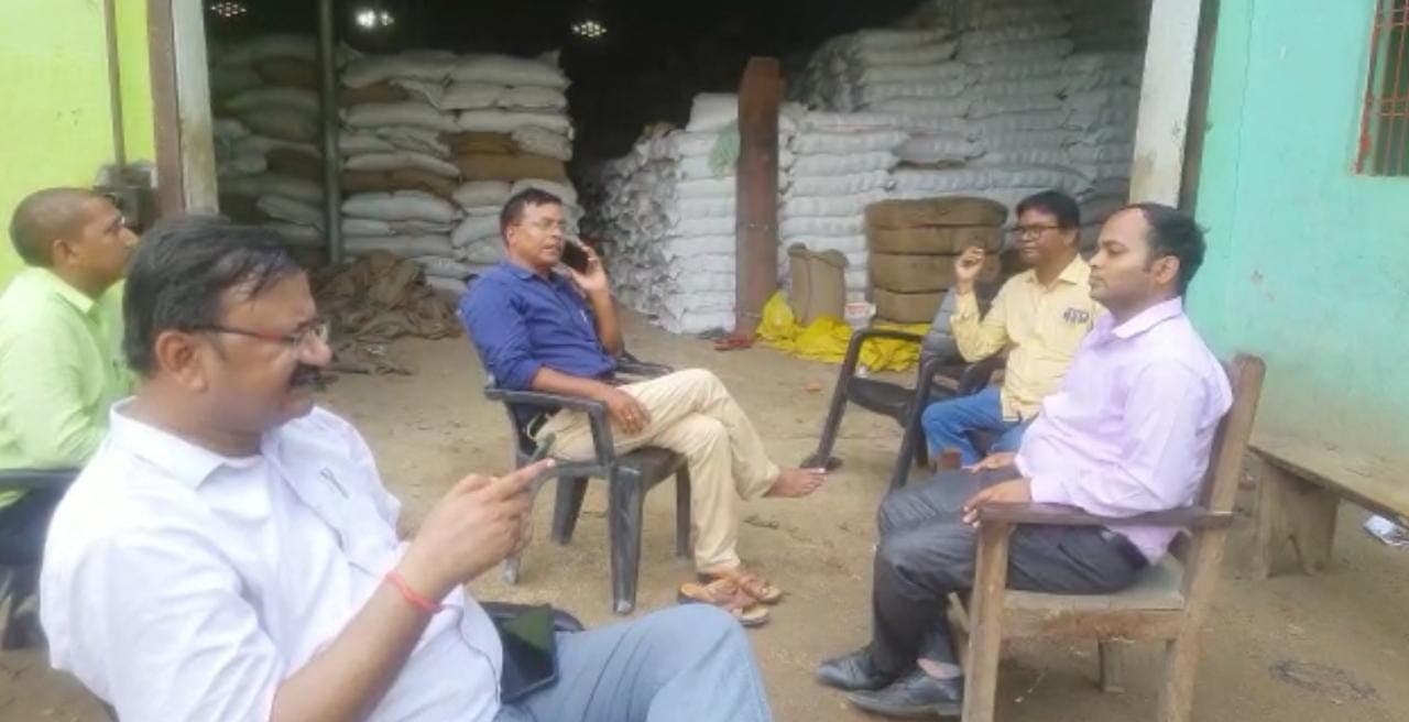 देवरिया में सरकारी गोदाम से 10,221 बोरी खाद्यान्‍न गायब, डीएम ने मार्केटिंग इंस्पेक्टर पर दर्ज कराई FIR