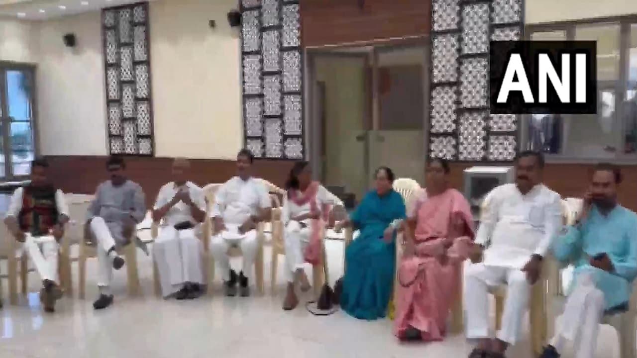 हिरासत में लिए गए कांग्रेसी सांसदों ने राहुल गांधी के समर्थन में लगाए नारे, अदाणी मामले पर की JPC जांच की मांग