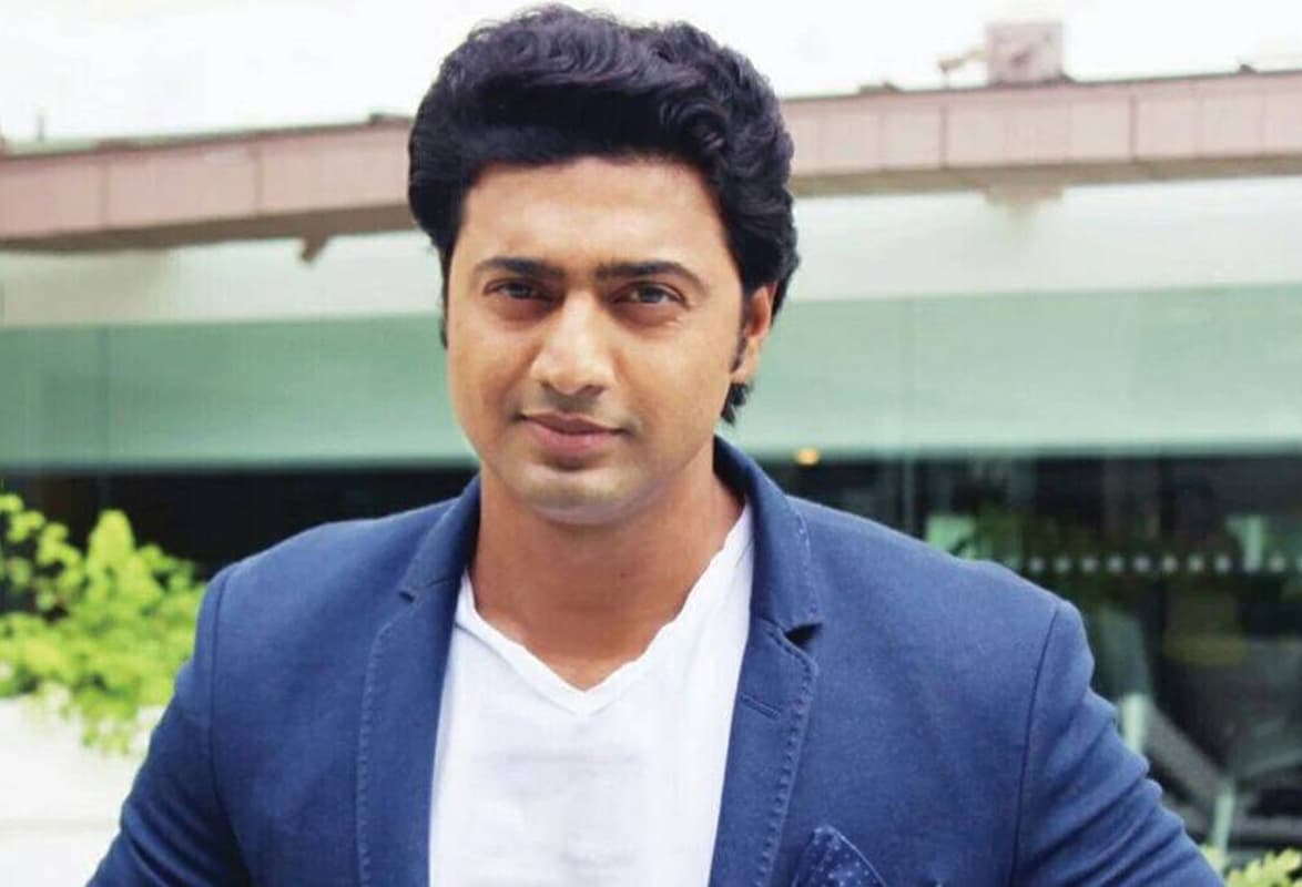 बैसाखी के सहारे मास्क बेचने वाले दिव्यांग बुजुर्ग की मदद के लिए आगे आये तृणमूल सांसद