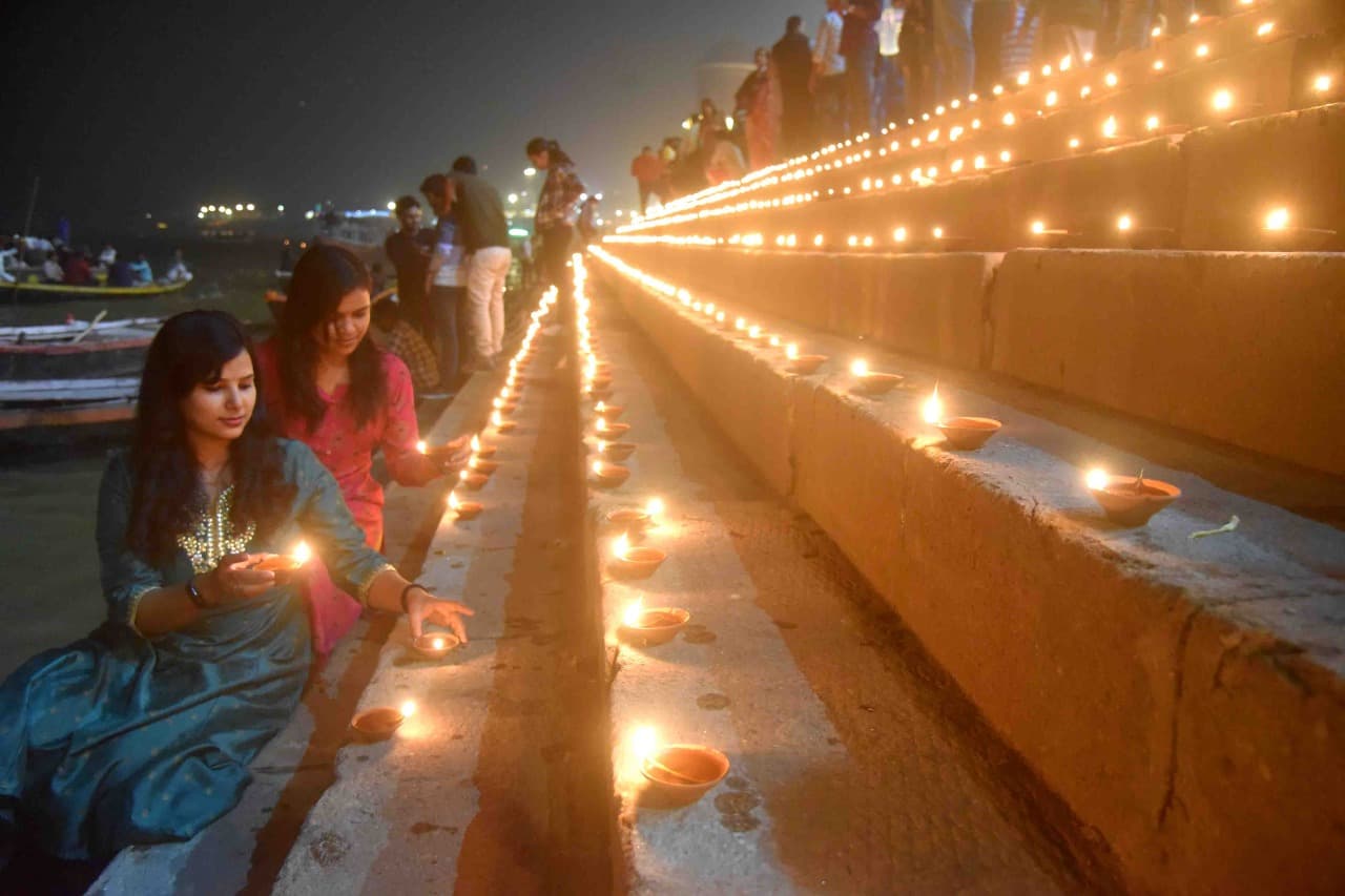 Dev Deepawali: देव दीपावली पर 80 लाख के फूलों से सजेगा श्री काशी विश्वनाथ का धाम, जगमगाएंगे 10 लाख दीये