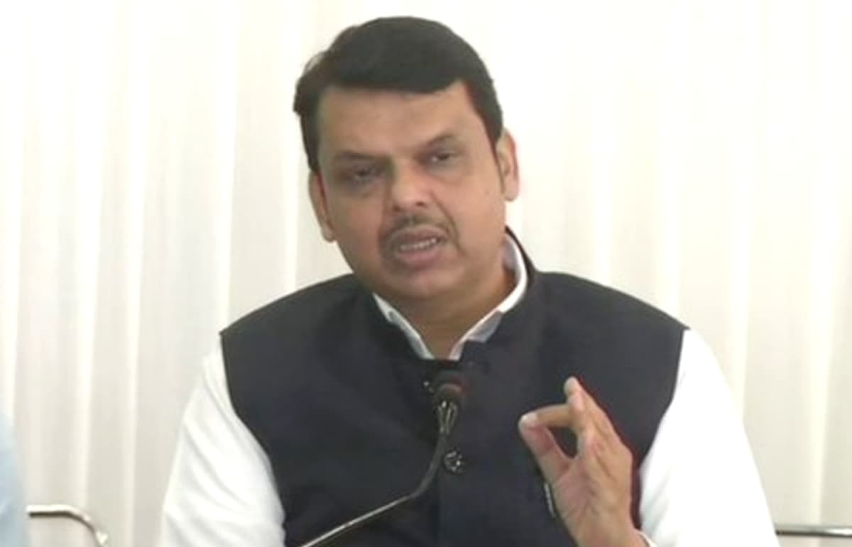 पूर्व कमिश्नर की चिट्ठी पर बवाल, देशमुख के इस्तीफे पर अड़े देवेंद्र फडणवीस, शरद पवार पर भी लगाया आरोप