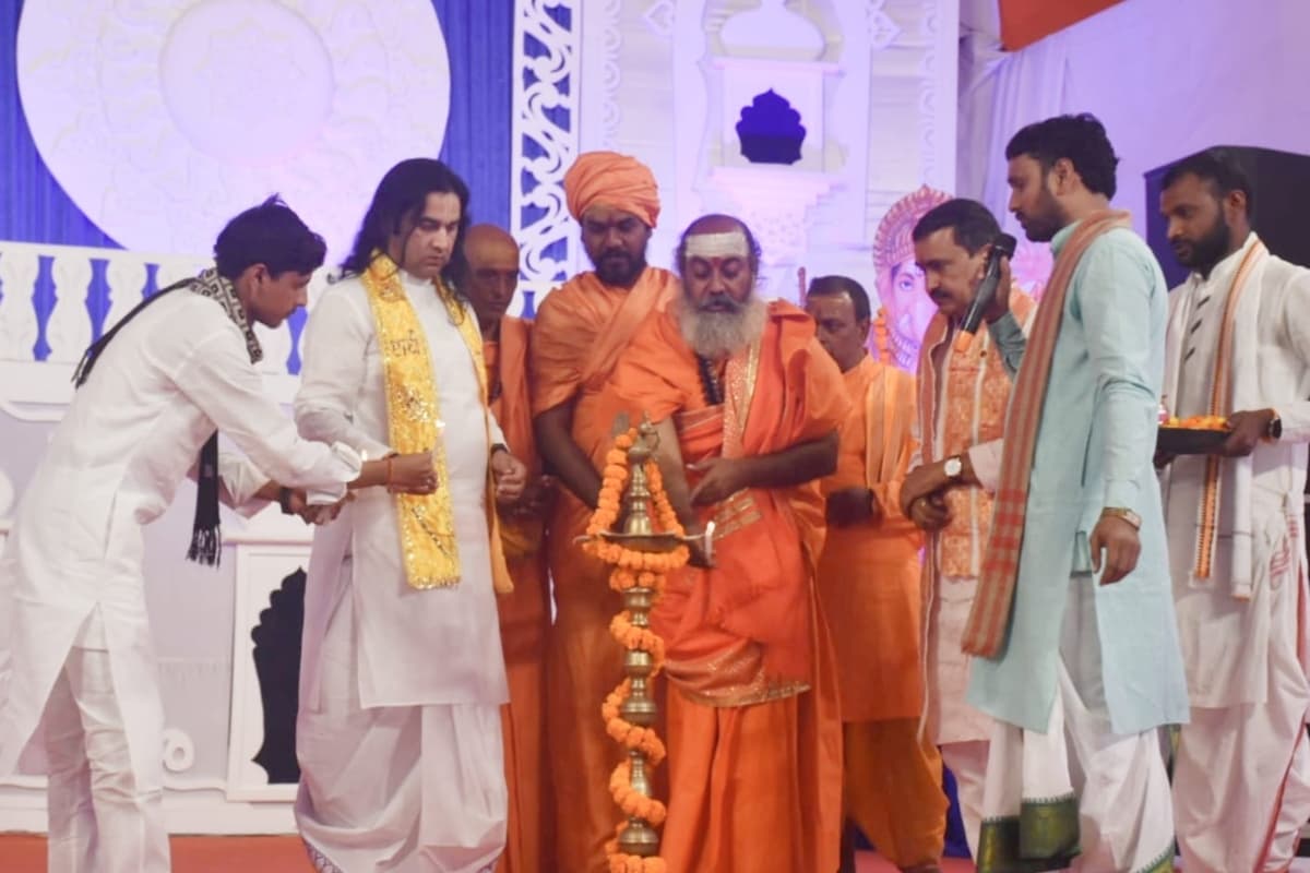 झारखंड: पलामू में बोले कथावाचक देवकीनंदन ठाकुर, अपने कर्म व संस्कार से दिखें सनातनी,धर्म की रक्षा आपका कर्तव्य