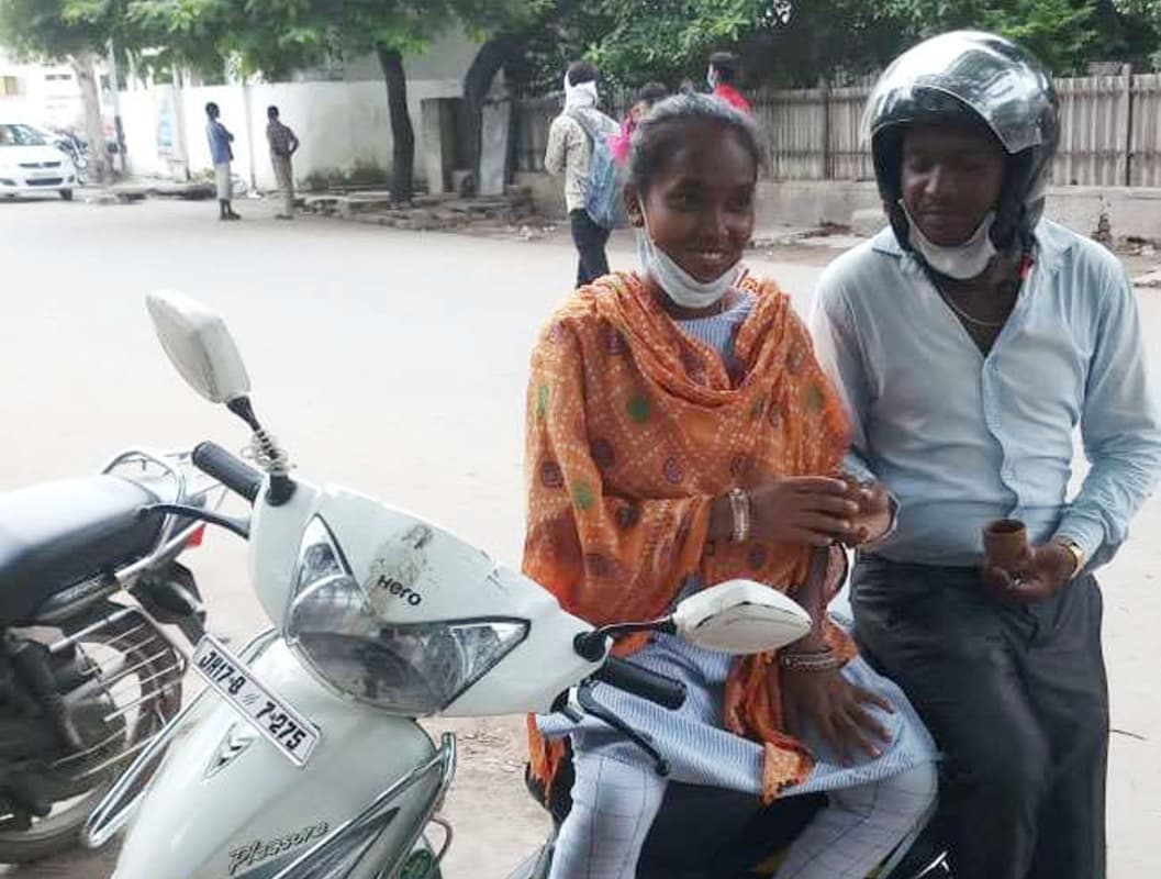 ग्वालियर में अब इस हाल में है स्कूटर से 1300 किमी का सफर तय करने वाला गोड्डा का आदिवासी दंपती