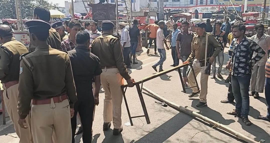 धनबाद स्टेशन पर आरपीएफ ने दुकानदारों पर चलाया डंडा, फुटपाथ दुकानदारों ने किया हंगामा