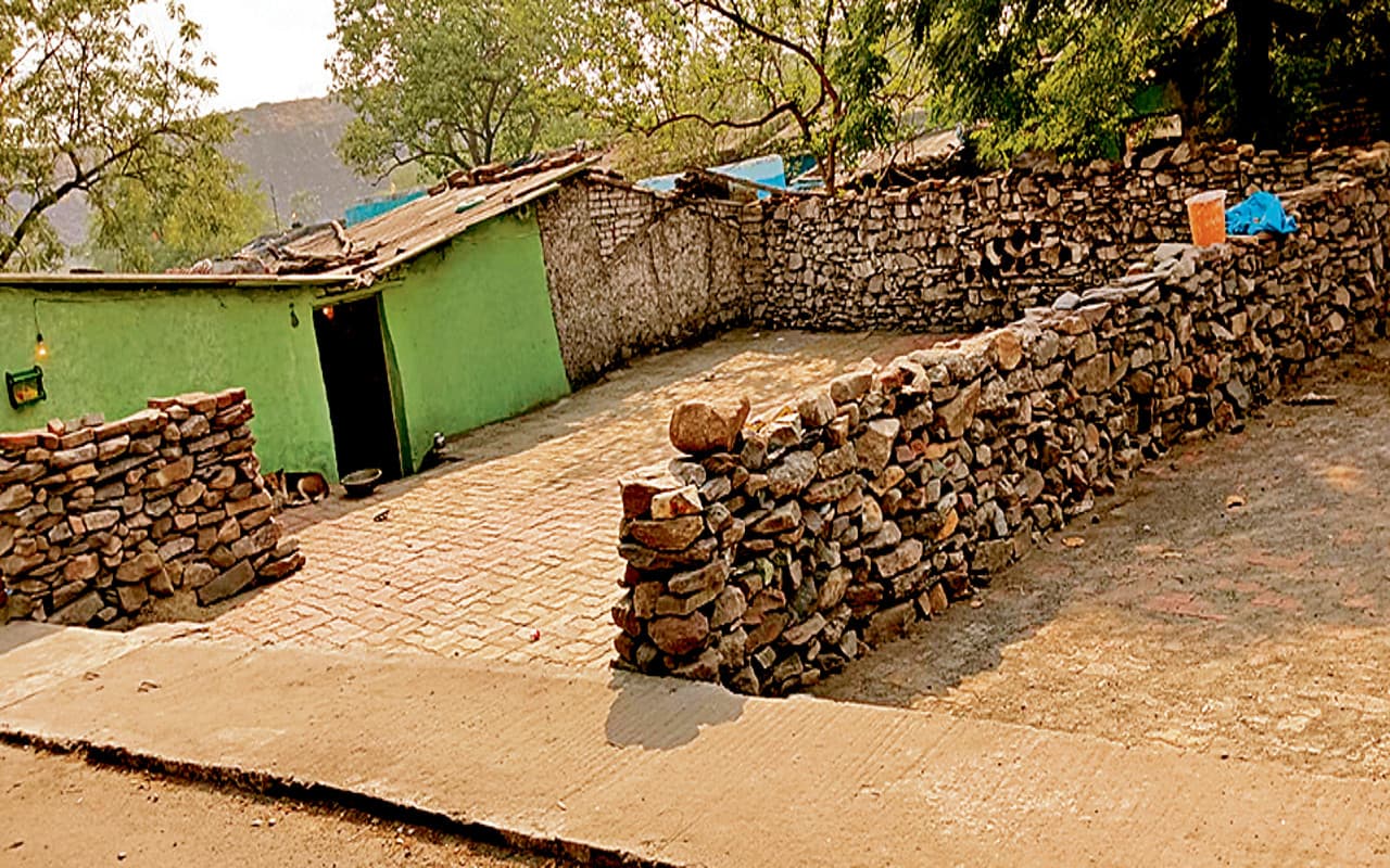 धनबाद शहर में पेवर ब्लॉक बिछाने में गड़बड‍़ी, सड़क के किनारे की जगह घर के आंगन और खटाल में बिछाया