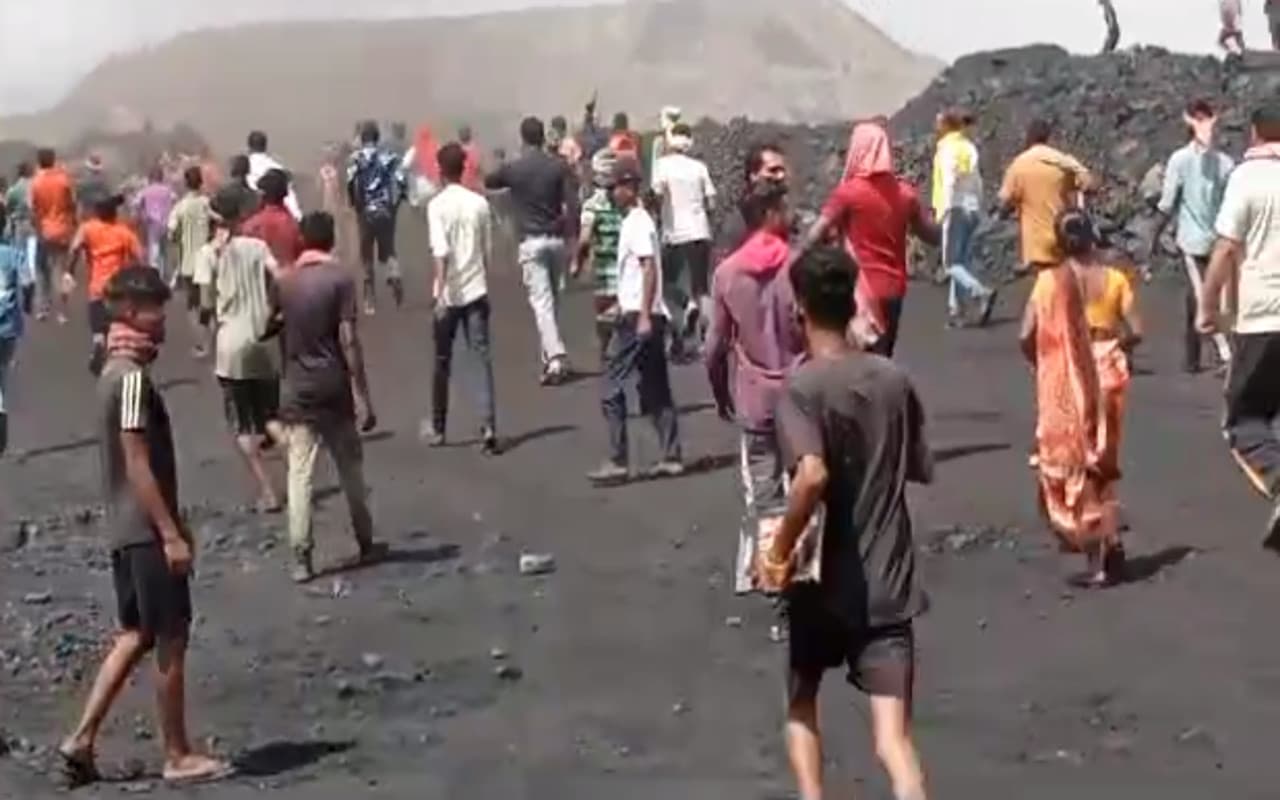 झारखंड : धनबाद के बस्ताकोला कोल डंपिंग क्षेत्र में दो गुटों में भिडंत, फायरिंग के साथ पथराव में 6 लोग घायल