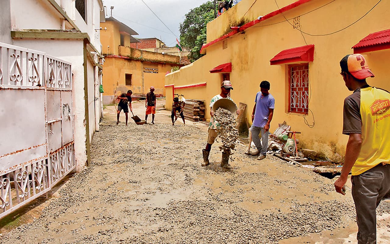 Prabhat Khabar Impact: धनबाद में 21 लाख की PCC सड़क 21 दिन भी नहीं चली, खबर छपते ही अधिकारी हुए रेस