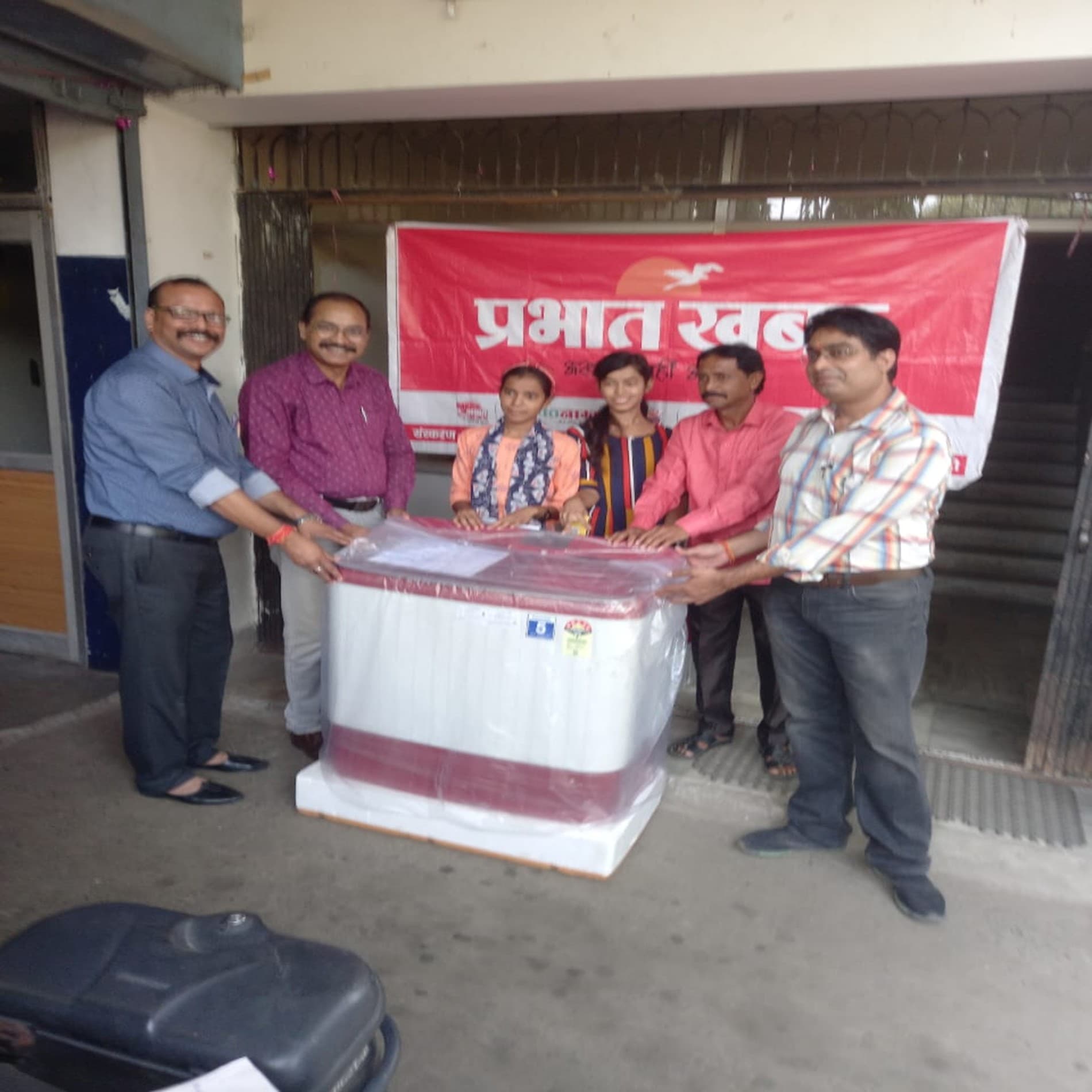 प्रभात खबर सुपर मॉनसून धमाका में अंजू को मिला वाशिंग मशीन, कहा धन्यवाद