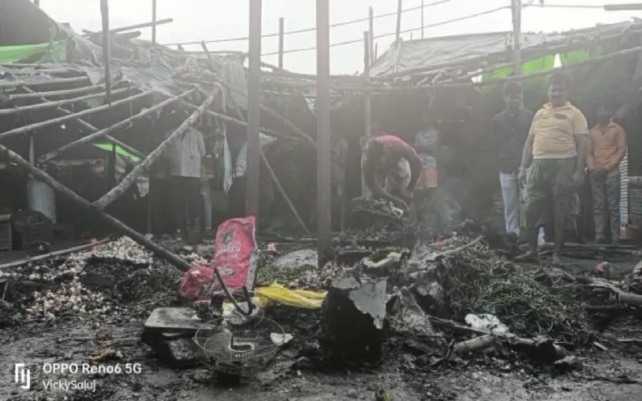 धनबाद के कुमारधुबी सब्जी मंडी में लगी आग, 12 से अधिक दुकान जल कर राख