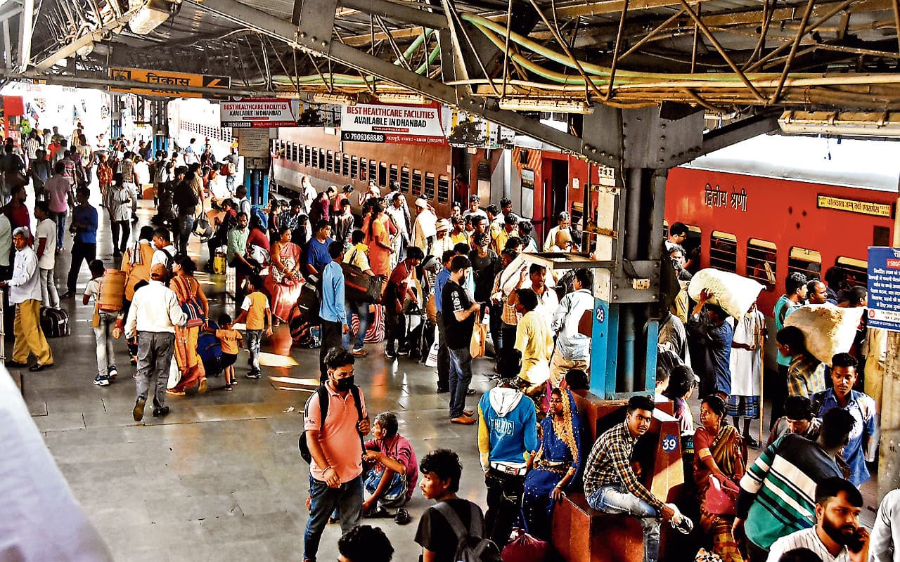 झारखंड का एक ऐसा रेलवे स्टेशन, जहां प्लेटफार्म पर यात्रियों को मिलती है अलग-अलग सुविधा, पढ़ें पूरी खबर