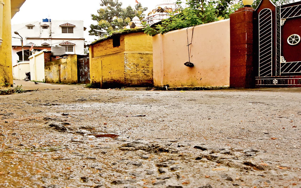 21 लाख की PCC सड़क 21 दिन भी नहीं चली, धनबाद MP आवास के सामने बनी सड़क का देखिए हाल