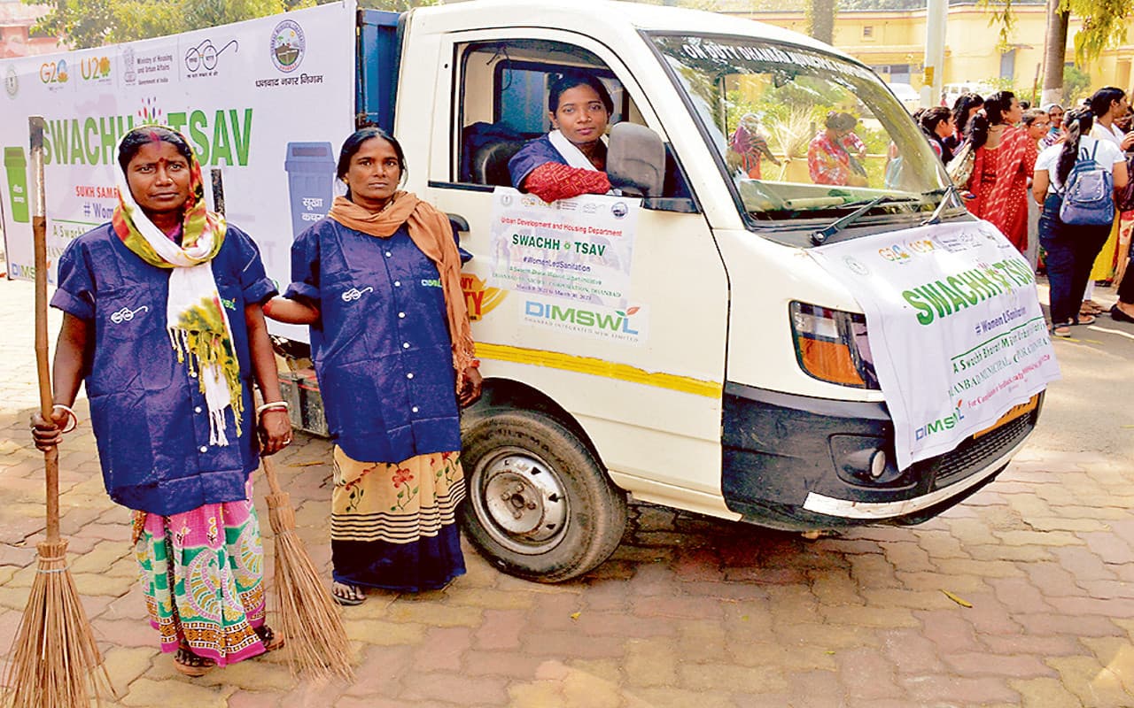 धनबाद में महिलाओं को इस वार्ड की साफ-सफाई का मिला था जिम्मा, 2 दिन में ही नगर निगम ने खड़े किये हाथ