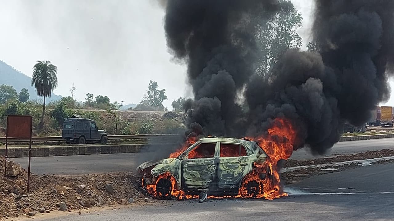 धनबाद के तोपचांची में तेज रफ्तार कार दुर्घटनाग्रस्त, देखते ही देखते धू- धू कर जल कर राख हुई कार