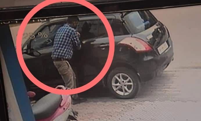 झारखंड में JMM नेता की कार का शीशा तोड़कर दिनदहाड़े ढाई लाख रुपये की चोरी, वारदात CCTV कैमरे में कैद