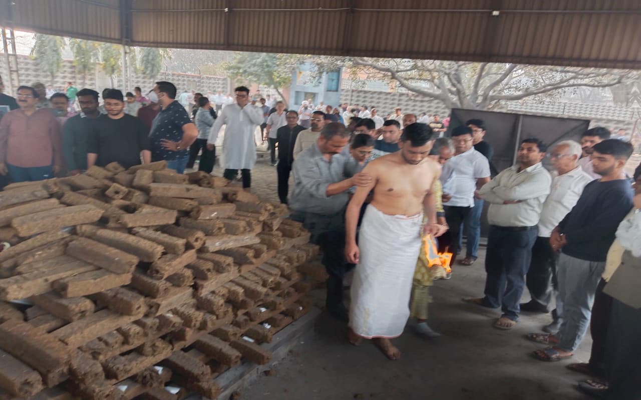 झारखंड के धनबाद में डॉक्टर दंपती समेत 3 शवों का हुआ अंतिम संस्कार, बेटी प्रेरणा बोली माता-पिता की हुई हत्या