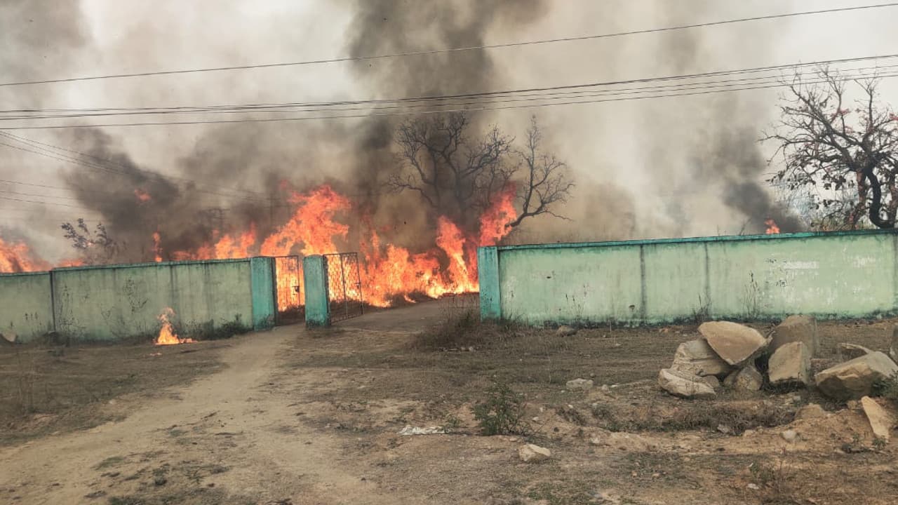 धनबाद के कलियासोल सबस्टेशन में लगी आग, करीब 25 लाख की संपत्ति जलकर हुई खाक