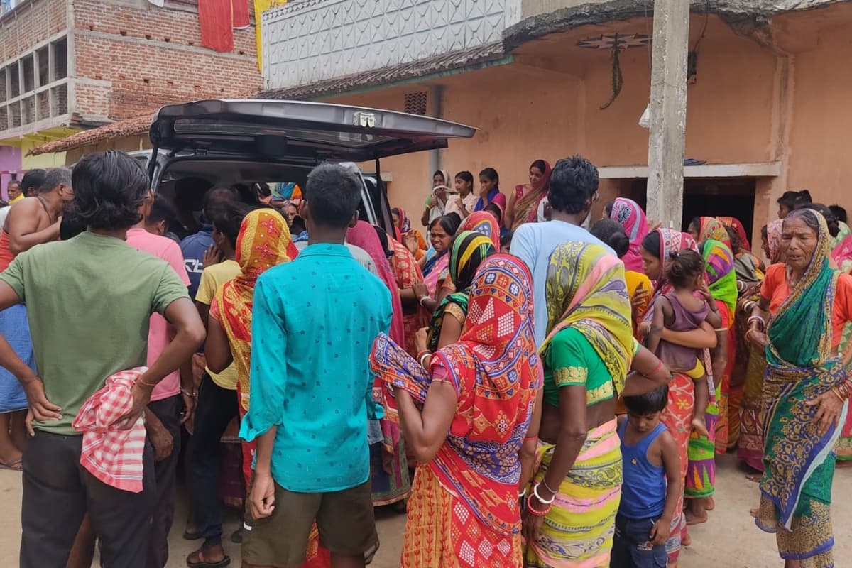 झारखंड : करंट लगने से तड़प रहे पिता को बचाने पहुंचा बेटा भी चपेट में, दोनों की मौत, गांव में मातम