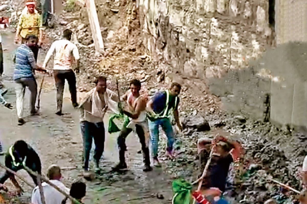 धनबाद : हिल टॉप आउटसोर्सिंग कंपनी और झामुमो समर्थकों के बीच भिड़ंत, सात घायल