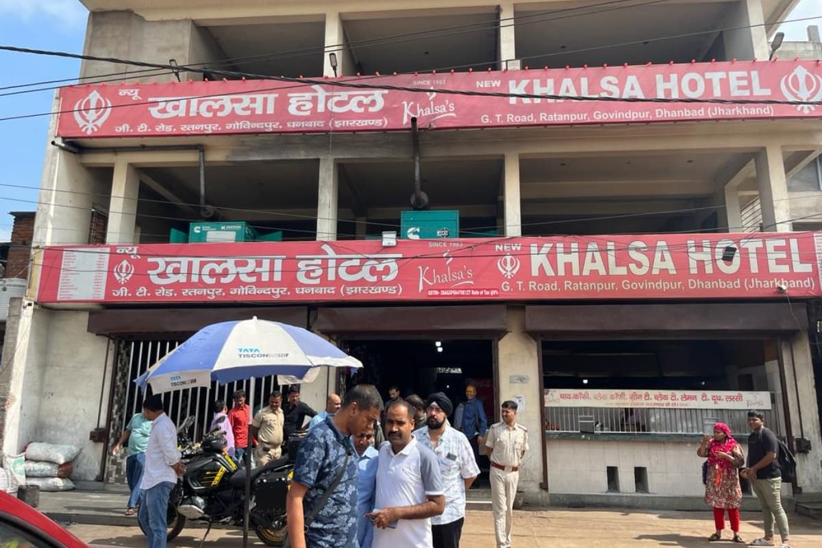 धनबाद : गोविंदपुर के न्यू खालसा होटल में बमबारी, दलबल के साथ पहुंचे डीएसपी, सीसीटीवी में दिखे अपराधी