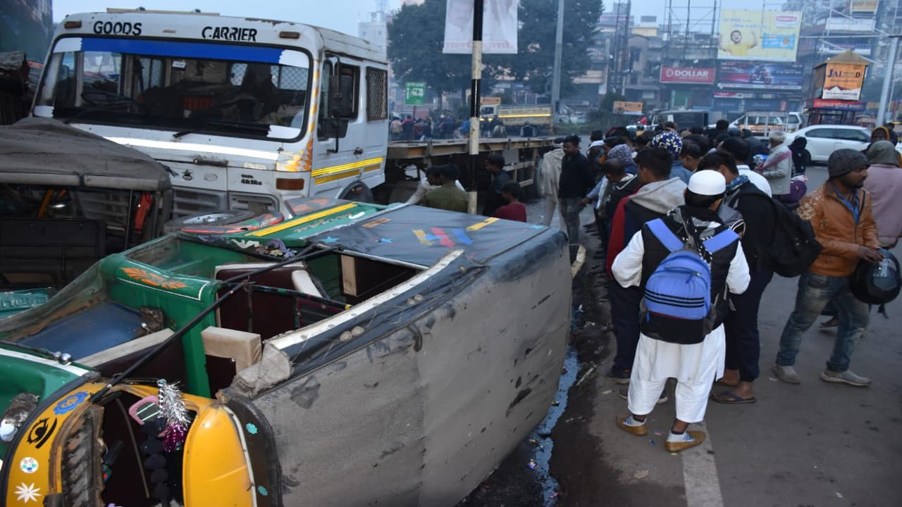 धनबाद के रांगाटांड़ में ट्रेलर ने तीन ऑटो में मारी टक्कर, एक की मौत, विरोध में 5 घंटे श्रमिक चौक रहा जाम