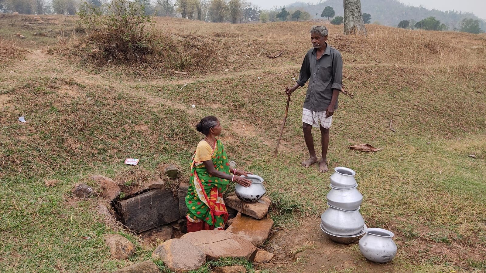 धनबाद: डांडी-चुआं का पानी पीने को मजबूर हैं नक्सल प्रभावित कुटमटांड़ के लोग, बुनियादी सुविधाओं की कमी