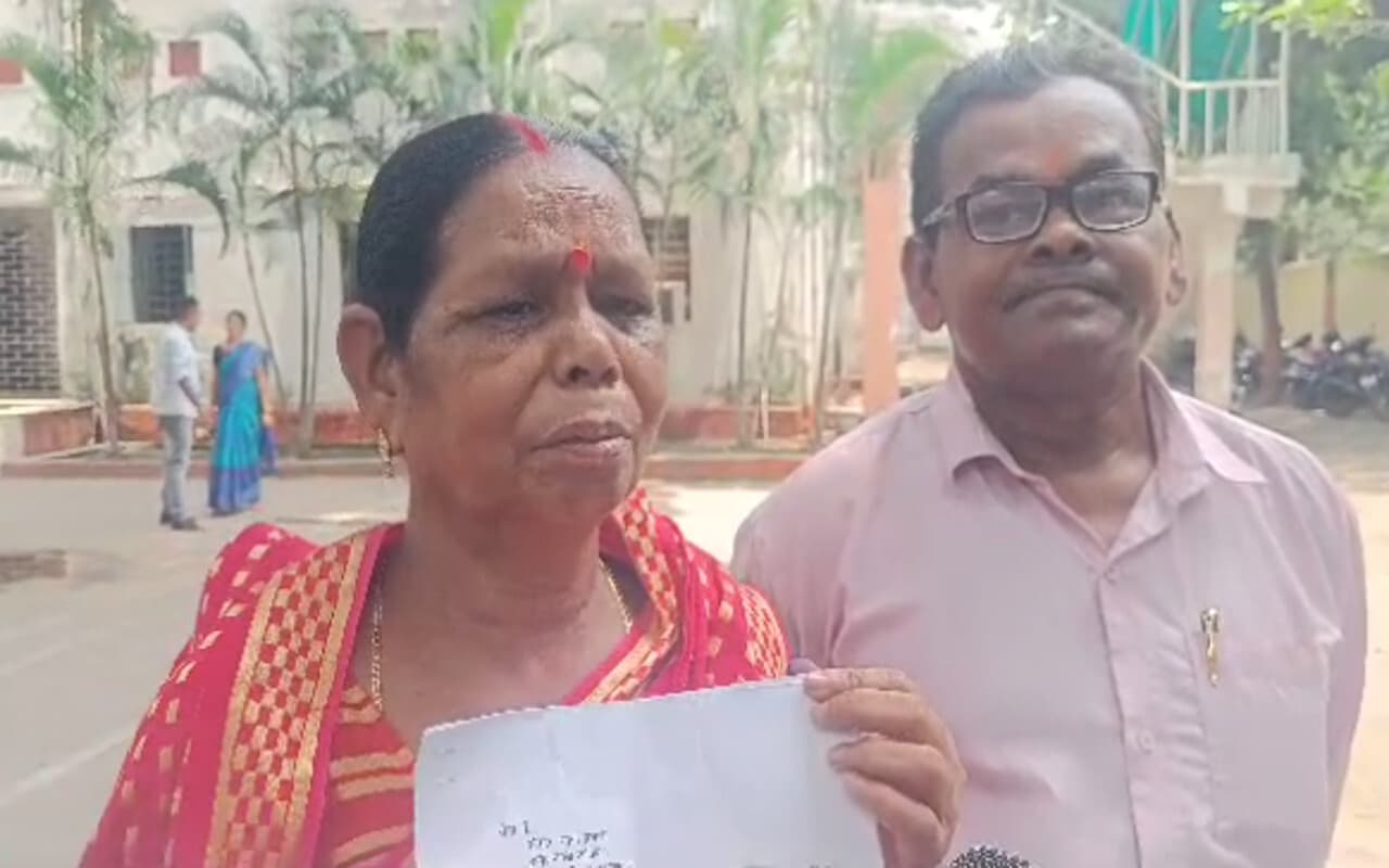 Dhanbad: 45 दिनों से लापता बेटे की सकुशल बरामदगी को लेकर दर-दर भटक रहे बुजुर्ग दंपत्ति, देखें वीडियो