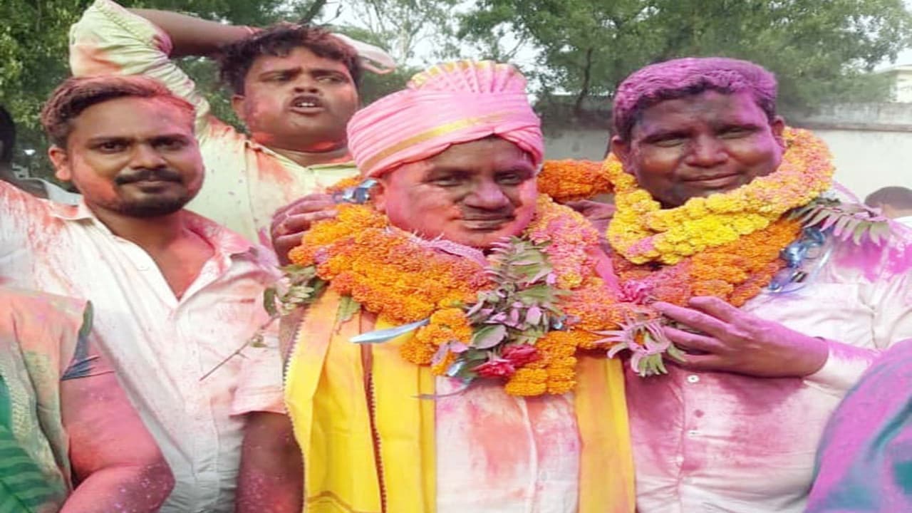 गांव की सरकार : रामगढ़ में दो दोस्तों की अजब कहानी, पंचायत चुनाव में एक बने जिप सदस्य, तो दूसरा मुखिया