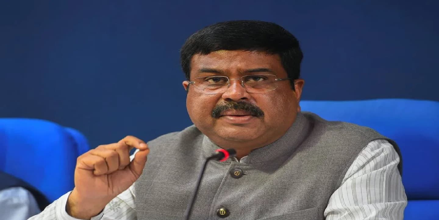 West Bengal: केंद्रीय मंत्री धर्मेंद्र प्रधान ने कोलकाता में BJP नेता के घर किया भोजन, TMC पर साधा निशाना