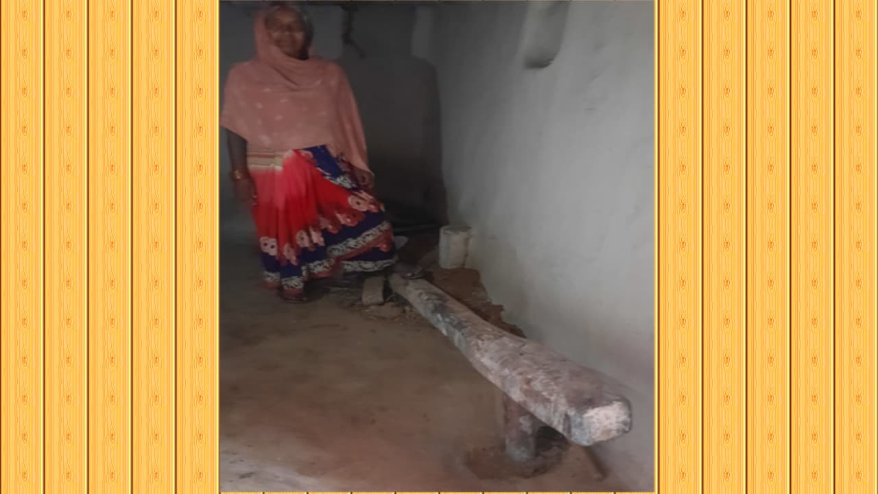 ढेंकी से अनाज कुटने का प्रचलन हो रहा खत्म, सिर्फ छठ पर्व के प्रसाद की सामग्री की कुटाई में होता उपयोग