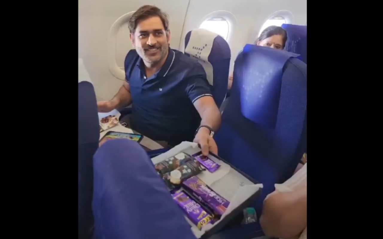 Watch: एमएस धोनी को प्लेन में एयर होस्टेस ने ऑफर की चॉकलेट, सोशल मीडिया पर वायरल हो रहा वीडियो