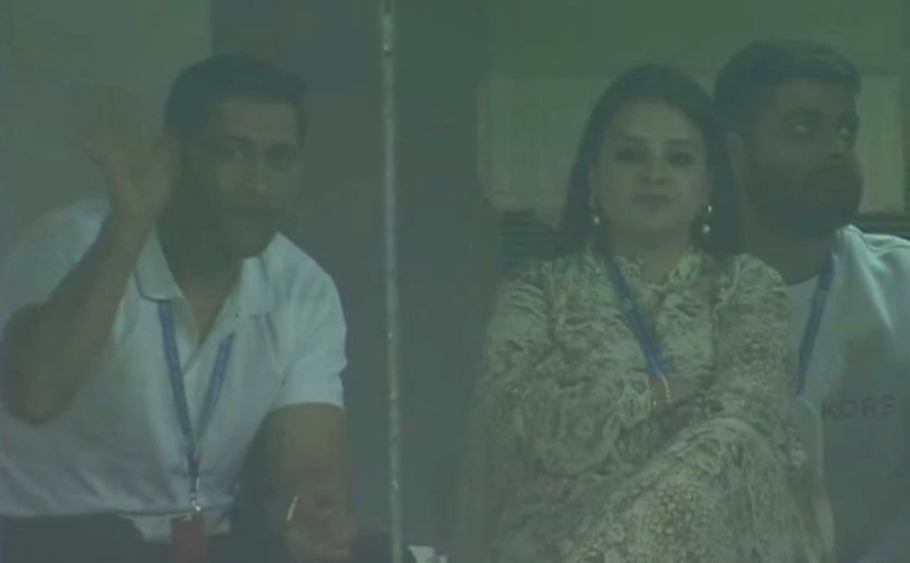 IND vs NZ 1st T20: मैच देखने JSCA स्टेडियम पहुंचे MS Dhoni, फैंस का किया अभिवादन, देखें VIDEO IND vs NZ 1st T20: मैच देखने JSCA स्टेडियम पहुंचे MS Dhoni, फैंस का किया अभिवादन, देखें VIDEO