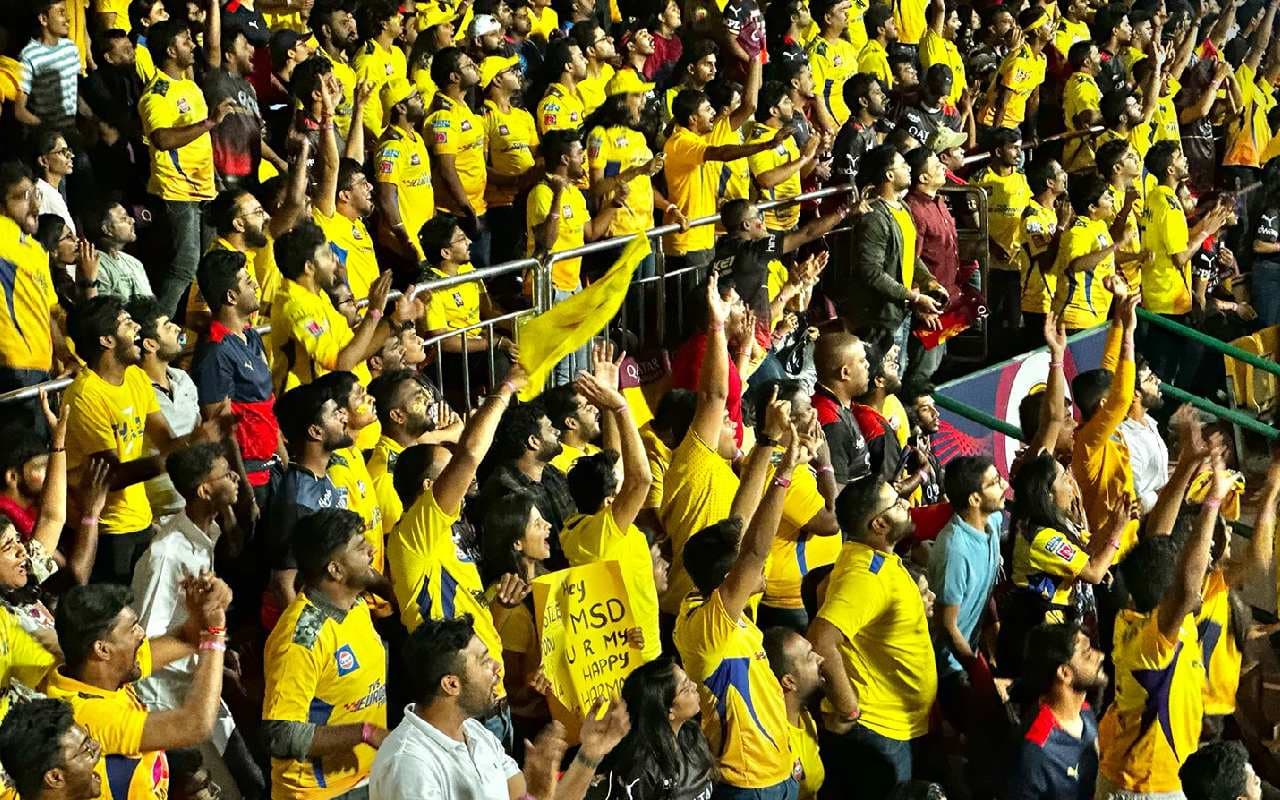 Watch: कोलकाता में गूंजा धोनी-धोनी का नारा, विपक्षी खिलाड़ी भी लगा झूमने, 'माही' ने फैंस को दिया खास मैसेज