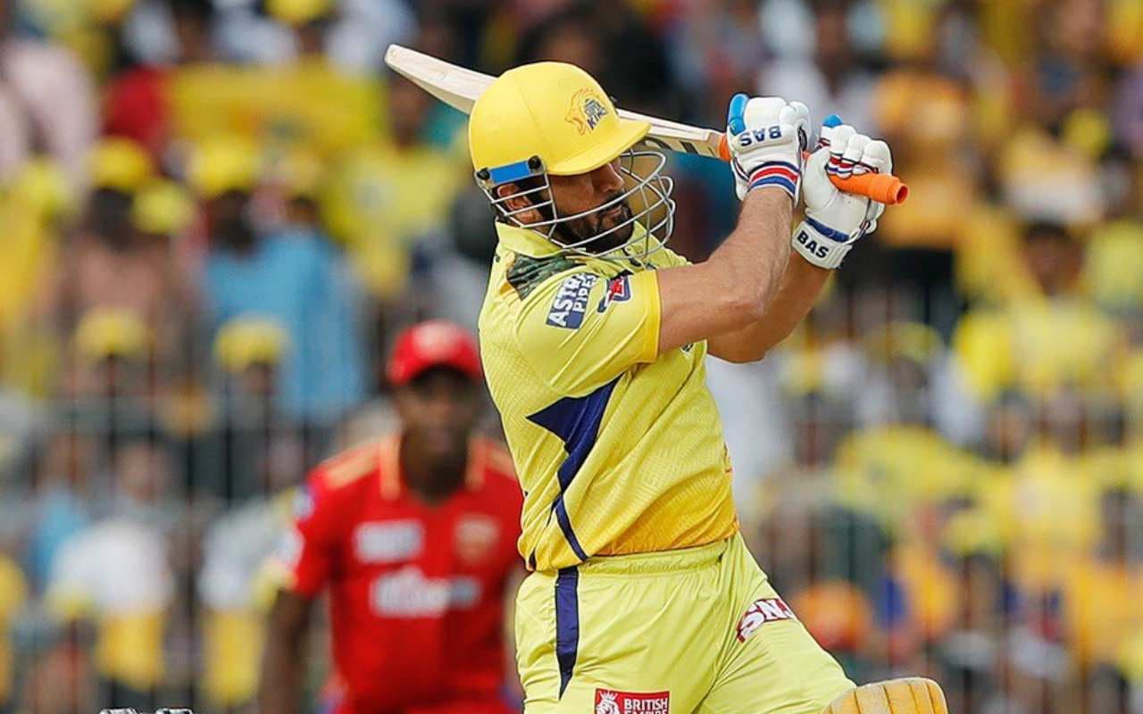 Watch: एमएस धोनी के जन्मदिन पर फैंस ने लगाया विशाल कट-आउट, दूध से नहलाने का वीडियो वायरल