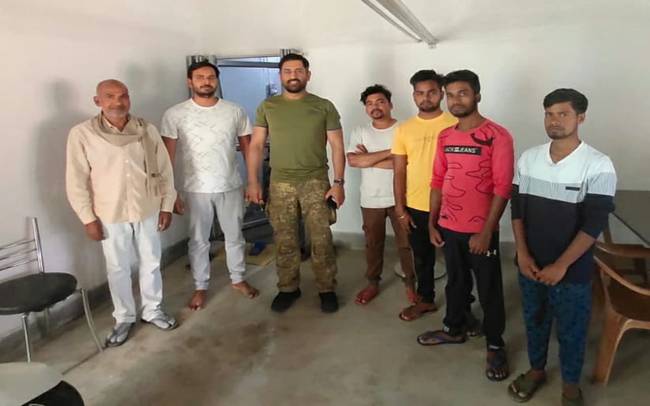 MS Dhoni फार्मिंग के लिए गुमला में खरीदेंगे जमीन! किया निरीक्षण, देखें Pics